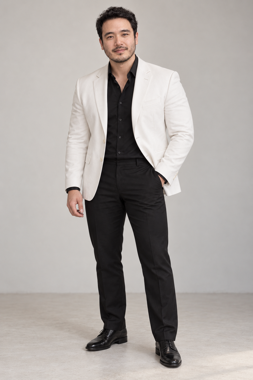 Retrato de corpo inteiro do Dr. Júlio Ide, usando blazer claro